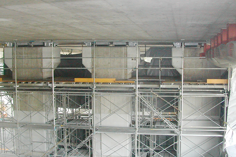 東名川崎高架橋東補強工事　変位制御装置コンクリート打設状況