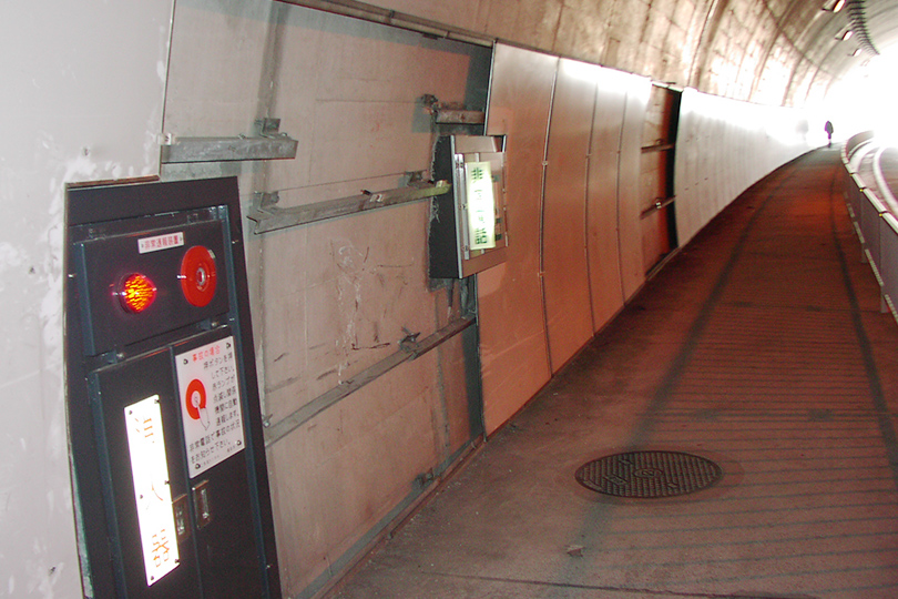 トンネル内装板設置