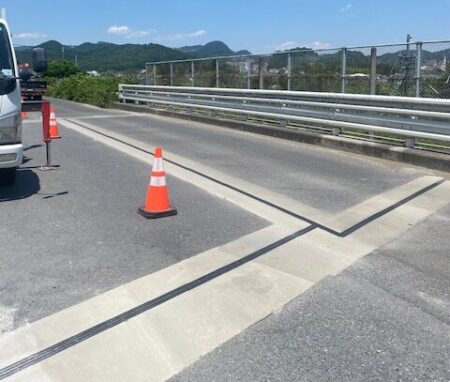 R6橋梁補修工事　293号その21（道路メンテ）　　山菅跨線橋　伸縮装置取替工